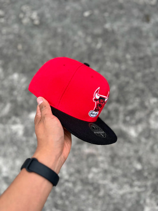 DYNASTY FITTED MITCHELL & NESS CHICAGO BULLS (RED / BLACK) HAT