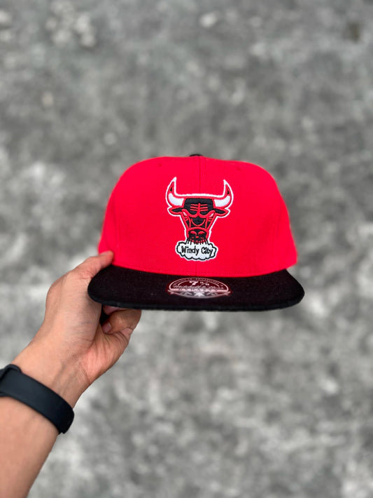 DYNASTY FITTED MITCHELL & NESS CHICAGO BULLS (RED / BLACK) HAT