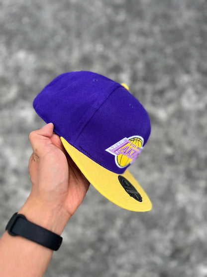 DYNASTY FITTED MITCHELL & NESS LOS ÁNGELES LAKERS (PURPLE YELLOW) HAT